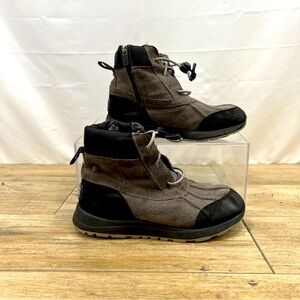UGG‎ Kids Turlock WP Gray Black Boots Youth Size 4 STYLE: 1103505K